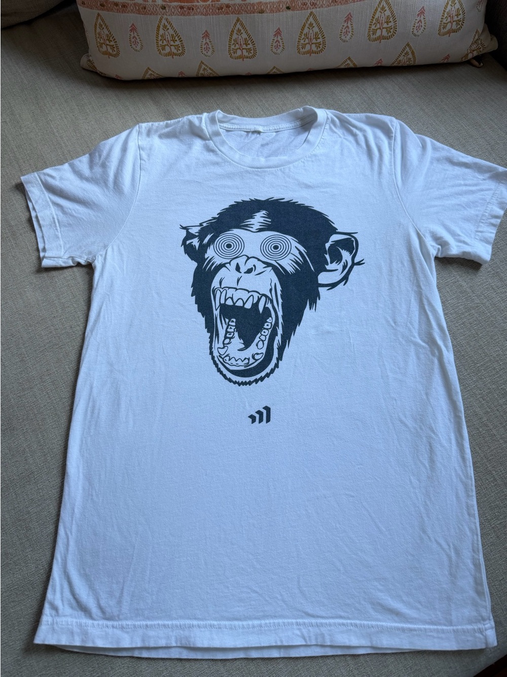 Graphic White T-Shirt of Screaming Monkey. Unisex. Size: M.